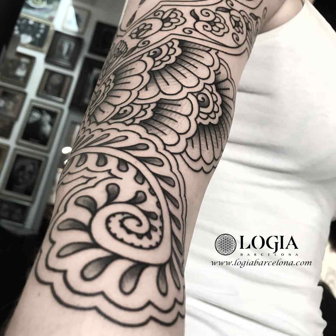 tatuaje-brazo-mandala-logia-barcelona-Laia    